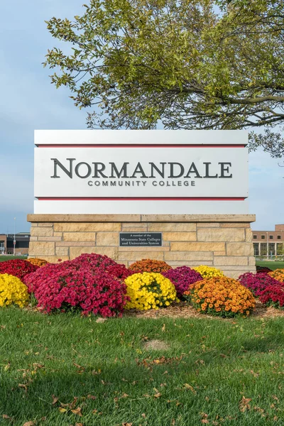 Ingang teken bij Normandale Community College — Stockfoto