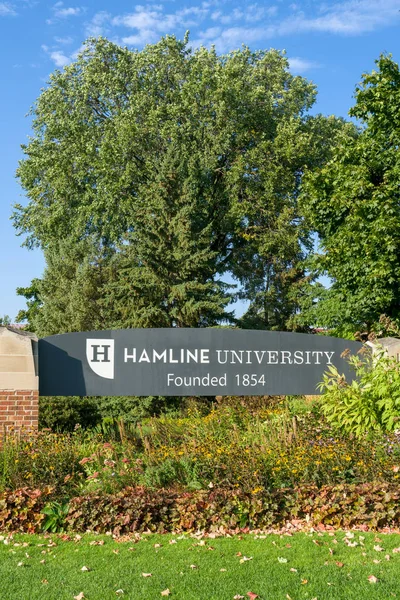 Eingangsschild zum Campus der hamline University — Stockfoto