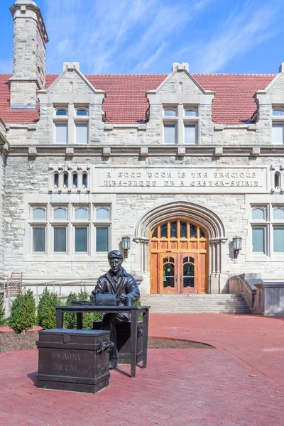 Ernie Pyle Sculpture and Franklin Hall — Stock Photo, Image