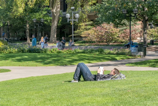 ミシガン大学での研究で、個人 — ストック写真