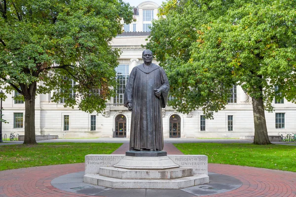 William Oxley Thompson άγαλμα στο Ohio State University — Φωτογραφία Αρχείου