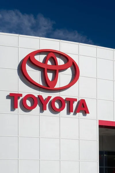 Знак автодилера Toyota — стоковое фото