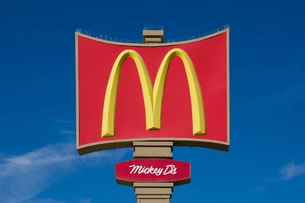 Stora mcdonald's tecken — Stockfoto