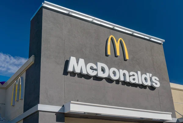 Large McDonald's Sign — Stock Photo, Image