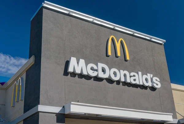 Großes mcdonald-zeichen — Stockfoto