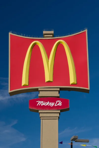 Großes mcdonald-zeichen — Stockfoto