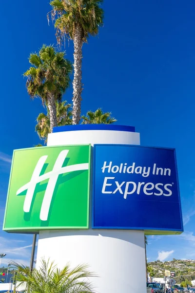 Holiday Inn Express и Suites Sign and? — стоковое фото