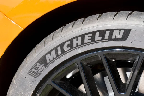Шина від Michelin, встановлений на облямівку — стокове фото
