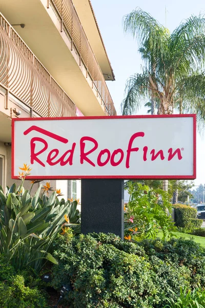 Red Roof Inn tecken och logotyp — Stockfoto