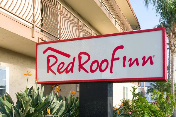 Red Roof Inn sinal e logotipo — Fotografia de Stock