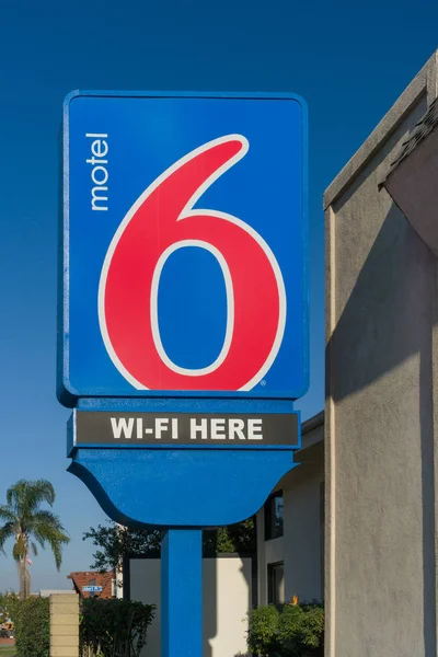 Motel 6 tecken och logotyp — Stockfoto