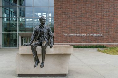 Neil Armstrong heykel ve Neil Armstrong Hall mühendislik