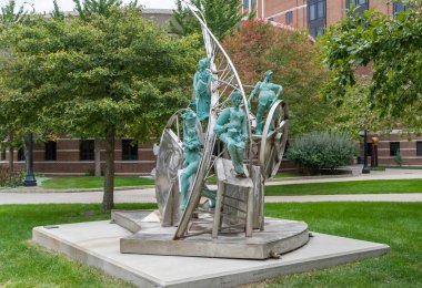 Uzak yollar bronz heykel Purdue Üniversitesi'nde