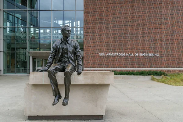 Ніл Армстронг скульптура і Ніл Армстронг зал інженерії — стокове фото