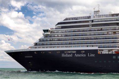 Holland Amerika gemisi Fort Lauderdale bırakarak