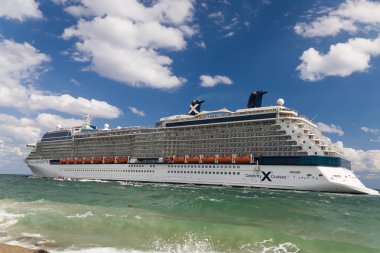 Ünlü siluet Cruise Gemi denize yöneldi