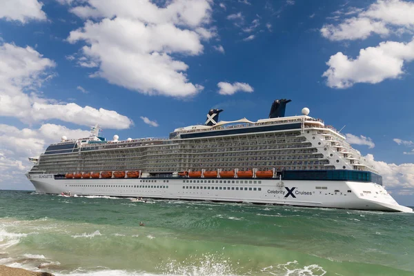 Celebrity Silhouette Cruise Ship Headed to Sea — Stock Photo, Image