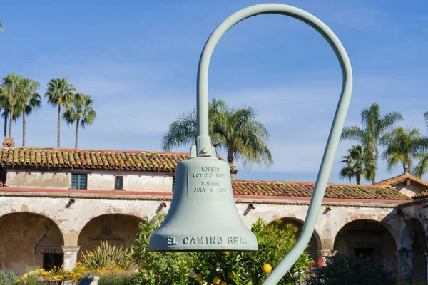 El Camino Real Mission Bell op de missie San Juan Capistrano — Stockfoto