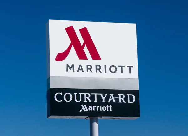 Cour par Marriot Signe extérieur et logo — Photo
