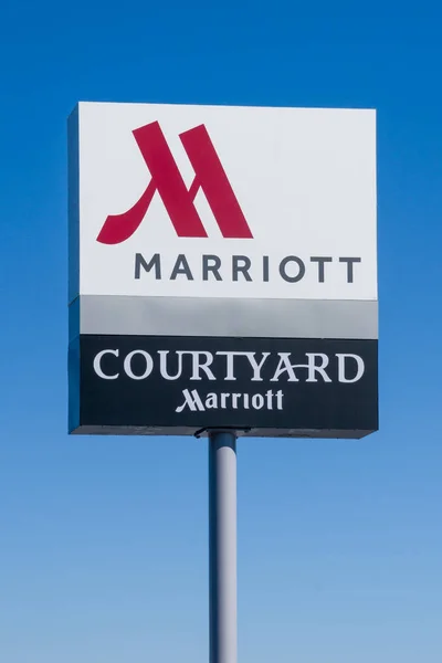 Courtyard by Marriot yttre tecken och logotyp — Stockfoto