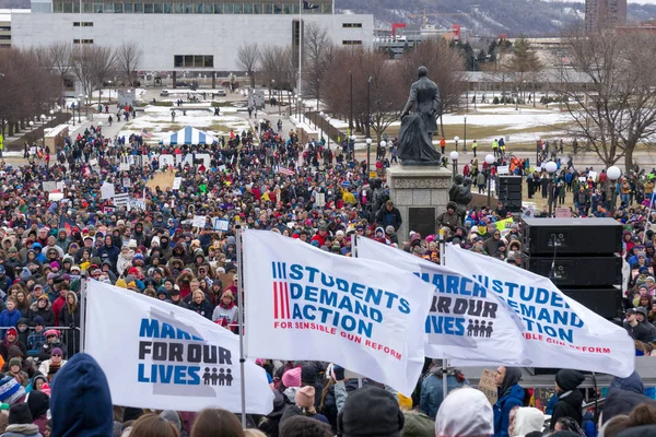 La Marcha por Nuestras Vidas Marcha en St. Paul, Minnesota, USA . —  Fotos de Stock