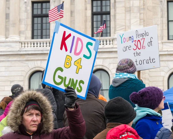 La Marcha por Nuestras Vidas Marcha en St. Paul, Minnesota, USA . —  Fotos de Stock