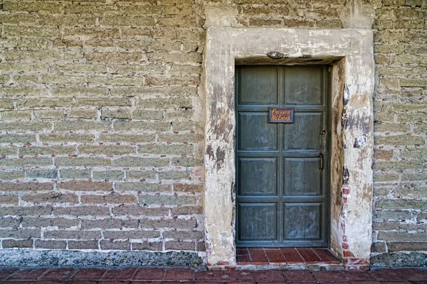 苦恼的墙壁和闭合的门背景 — 图库照片