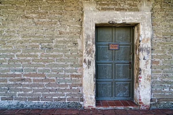 Mur en détresse et arrière-plan de porte fermée — Photo