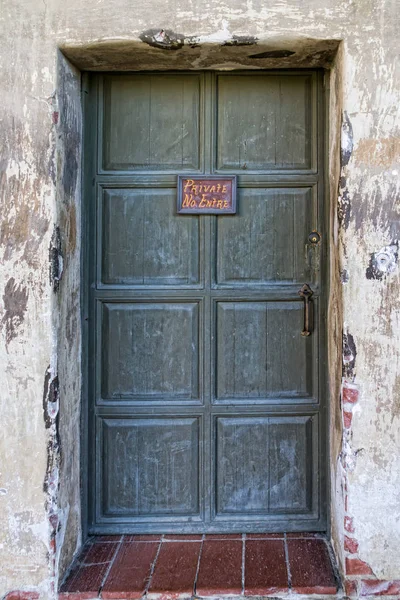 Distressed Wall and Closed Door Backdrop — Stock Photo, Image