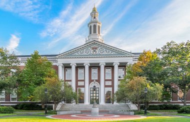 Harvard İşletme Fakültesinde Centenial Bell ve Baker Kütüphanesi