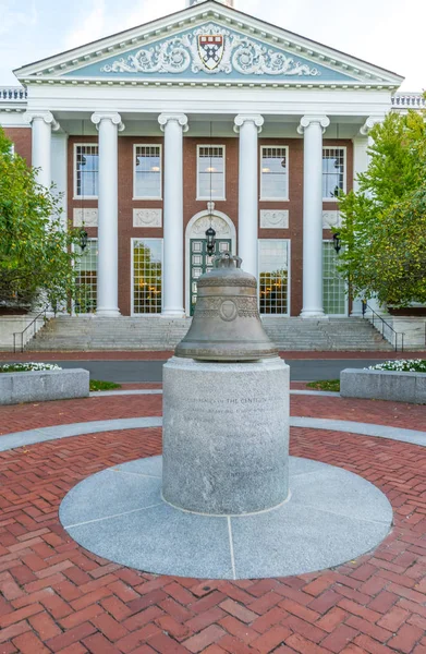 Centenial Bell y Baker Library en Harvard Business School — Foto de Stock