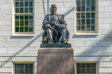 John harvard heykelini harvard Üniversitesi'nde