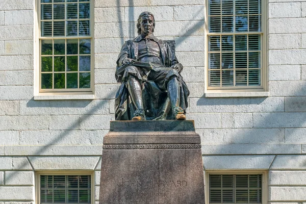 Estátua de John Harvard na Universidade Harvard — Fotografia de Stock
