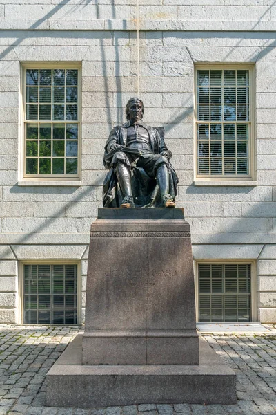 Estatua de John Harvard en la Universidad de Harvard — Foto de Stock