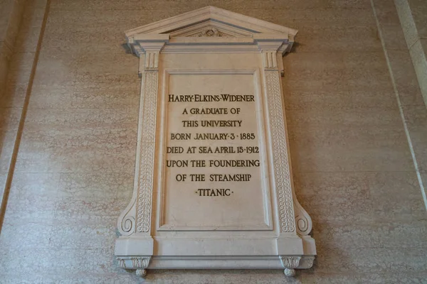 Memorial Plaque i Widener Library vid Harvard University — Stockfoto