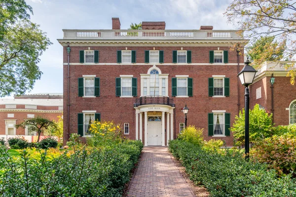 Het Loeb Huis aan Harvard University — Stockfoto