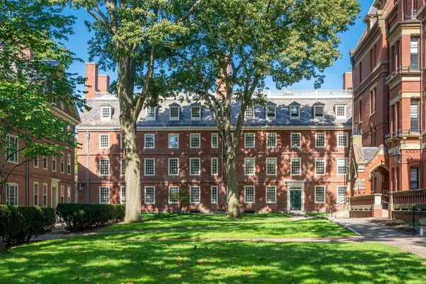 Straus Hall slaapzaal op Harvard University — Stockfoto