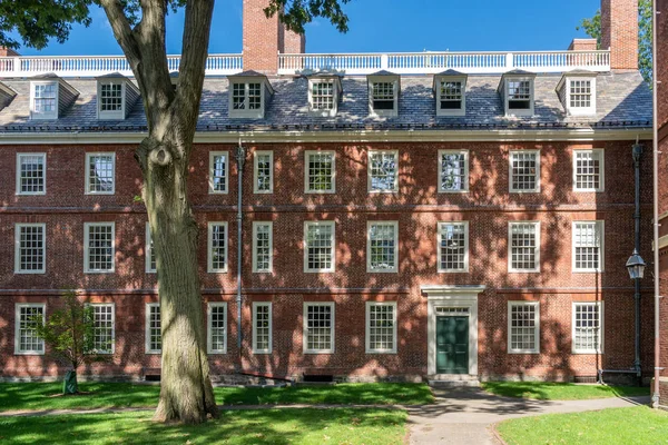 Matthews Hall slaapzaal op Harvard University — Stockfoto