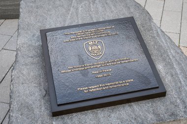 Sean Collier Anıtı Massachusetts Enstitüsü kampüsünde.