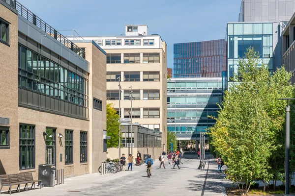 Walkway at the Campus of the Massachusetts Institute of Technolo — Stock Photo, Image