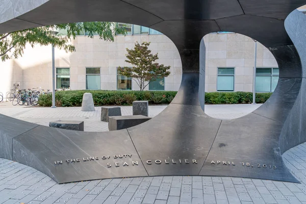 Μνημείο Sean Collier στην πανεπιστημιούπολη του Ιδρύματος της Μασαχουσέτης — Φωτογραφία Αρχείου