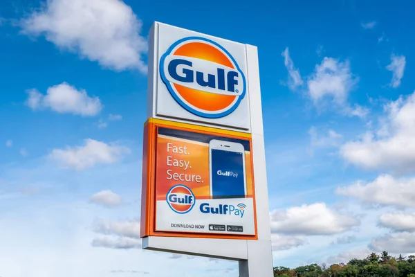 Gulf Oil Sign and Trademark Logo — Stock Photo, Image
