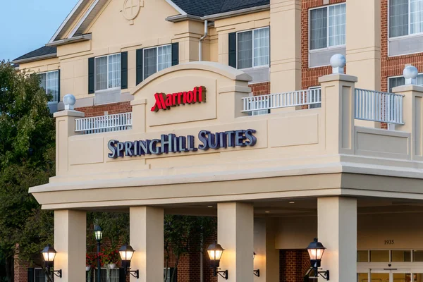 Springhillsuites by Marriot Motel Exterior and Trademark Logo — стоковое фото