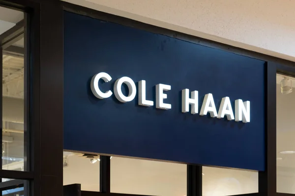 Exteriér obchodu Cole Haan a logo ochranné známky — Stock fotografie