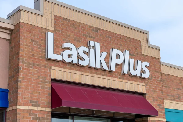 Lasikplus Vision Retail Zewnątrz i logo — Zdjęcie stockowe