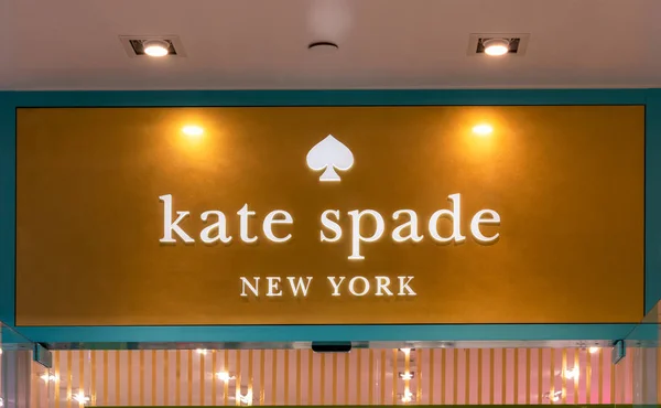 Kate Spade New York Retail Store Exterior and Trademark Logo – stockfoto