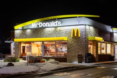 Bayport, Mn / Usa - 22 Şubat 2020: Geceleri McDonald 's restoranı ve ticari marka logosu.