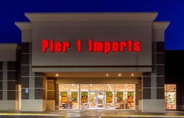 Bayport, Mn / Usa - 22 Şubat 2020: Twighlight ve ticari marka logolarında Pier 1 ithalat mağazası.