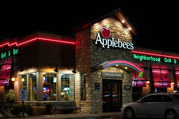 Hudson Usa März 2020 Applebees Restaurant Der Dämmerung Und Markenlogo — Stockfoto