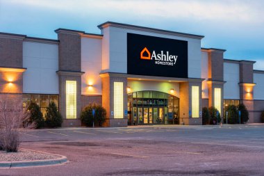 St. Paul, MN / USA - 17 Mart 2020: Ashley Homestore perakende mağazası girişi ve ticari marka logosu.